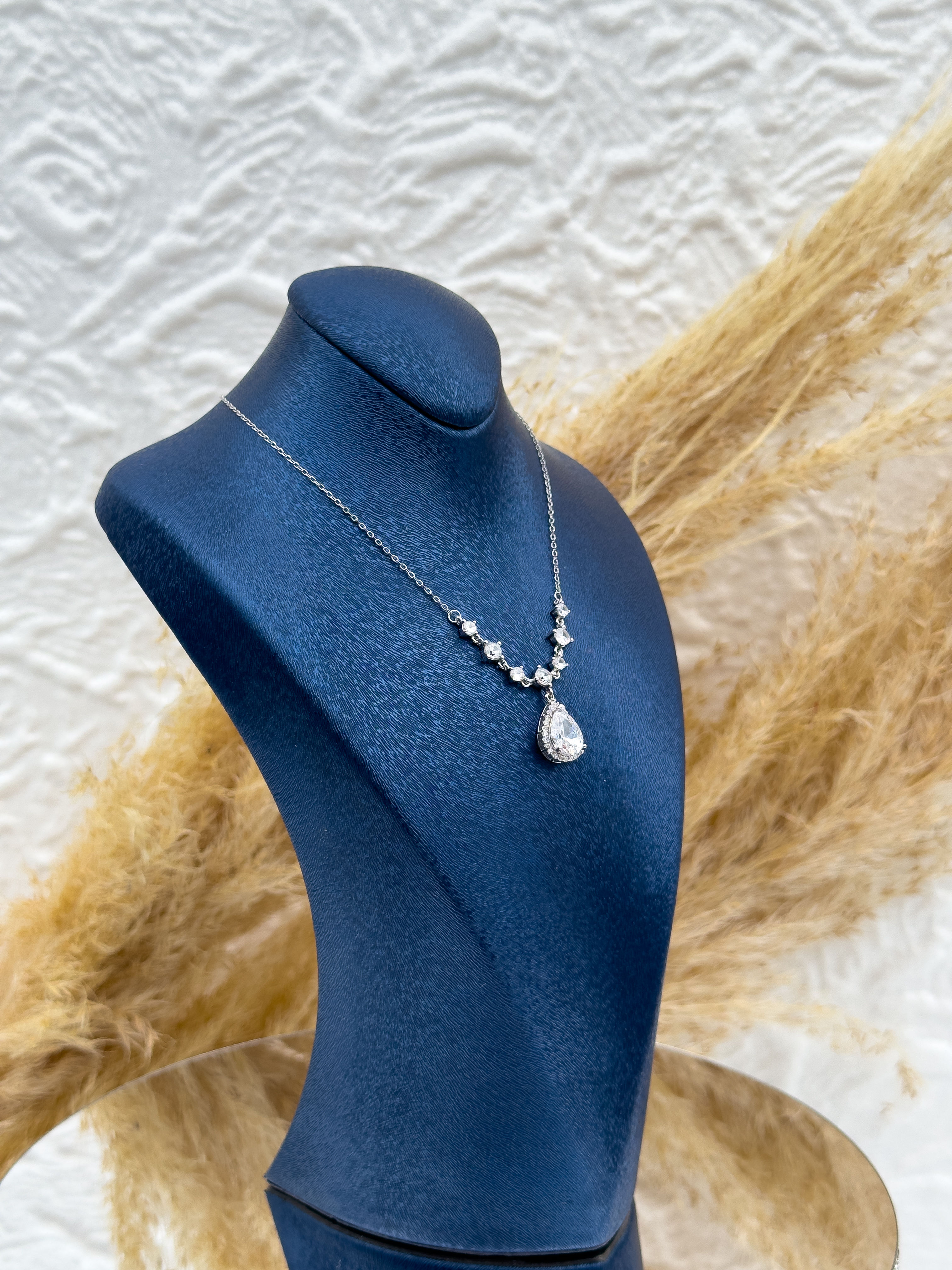 925 Ayar Gümüş Damla Kesim Pırlanta Montür Görünümlü Kadın Kolye